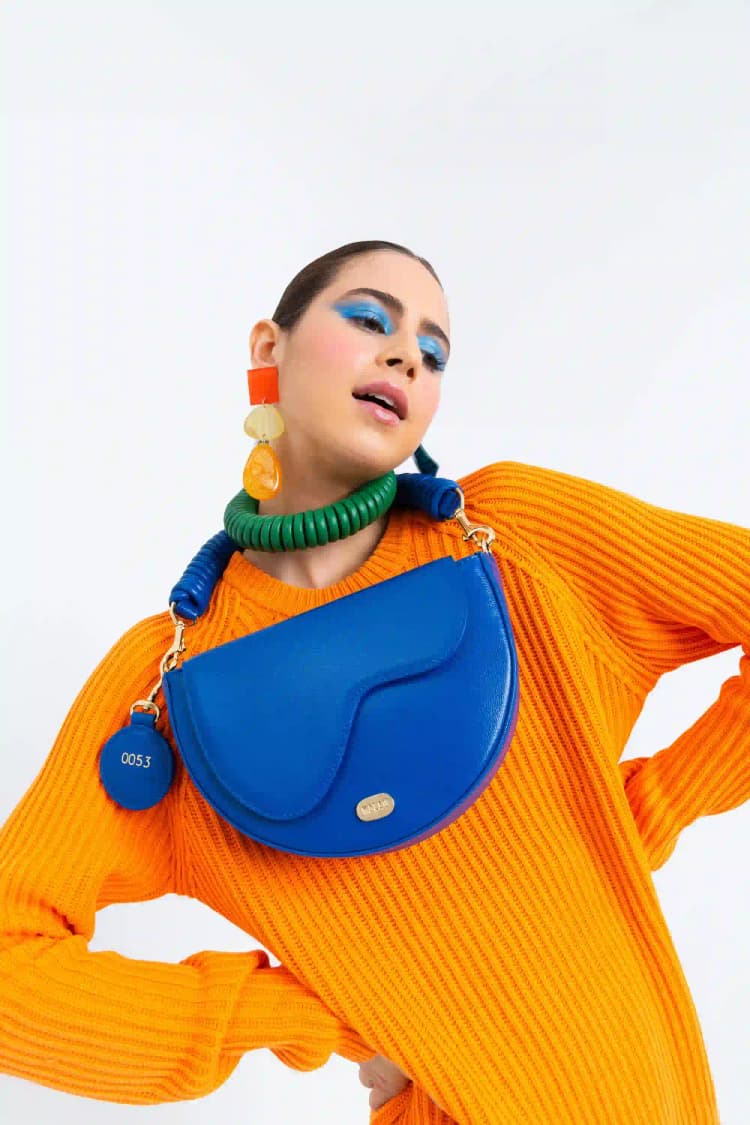 Modelo en pose editorial con fondo natural