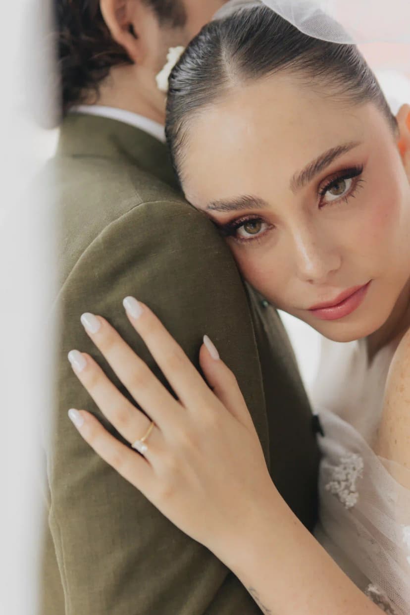 Modelo en pose editorial con fondo natural