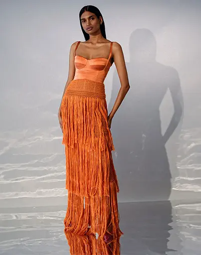 Modelo en pose editorial con fondo natural